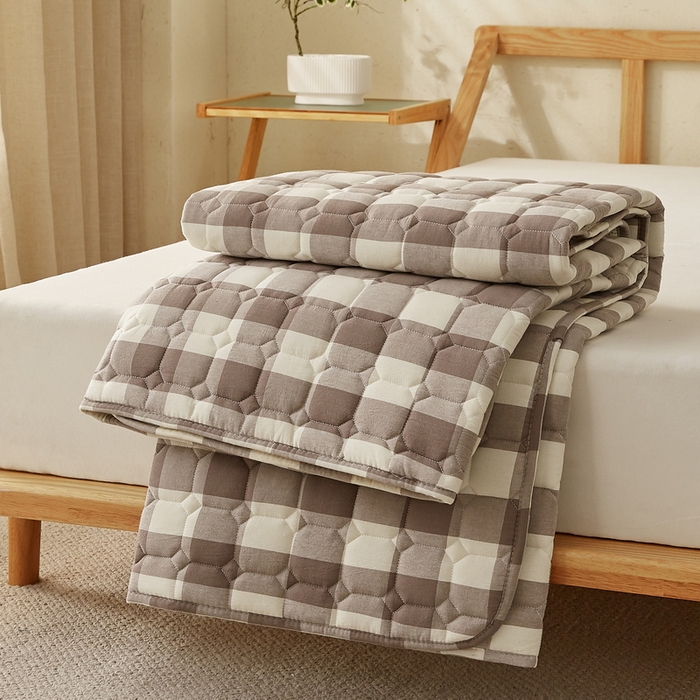 91家纺网 家纺一手货源 找家纺 卡派 2024新款色织全棉夹棉床褥大床 大灰格