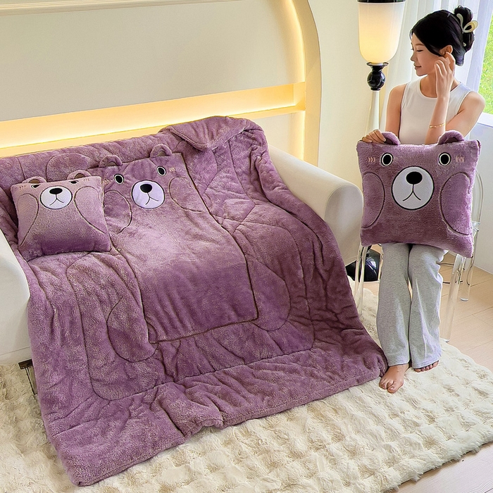 91家纺网 家纺一手货源 找家纺 阳光依佰抱枕被 2024秋冬新款北极绒乖乖熊多功能抱枕被 乖乖熊-木槿紫