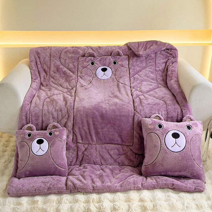 91家纺网 家纺一手货源 找家纺 阳光依佰抱枕被 2024秋冬新款北极绒乖乖熊多功能抱枕被 乖乖熊-木槿紫