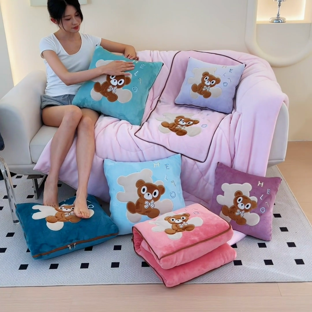 91家纺网 家纺一手货源 找家纺 阳光依佰抱枕被 2024秋冬新款牛奶绒绅士小熊多功能抱枕被 绅士小熊-香芋紫