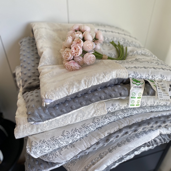 91家纺网 家纺一手货源 找家纺 2025新款秋冬季棉加豆豆绒法式花边款豆豆被被芯 南法庄园灰