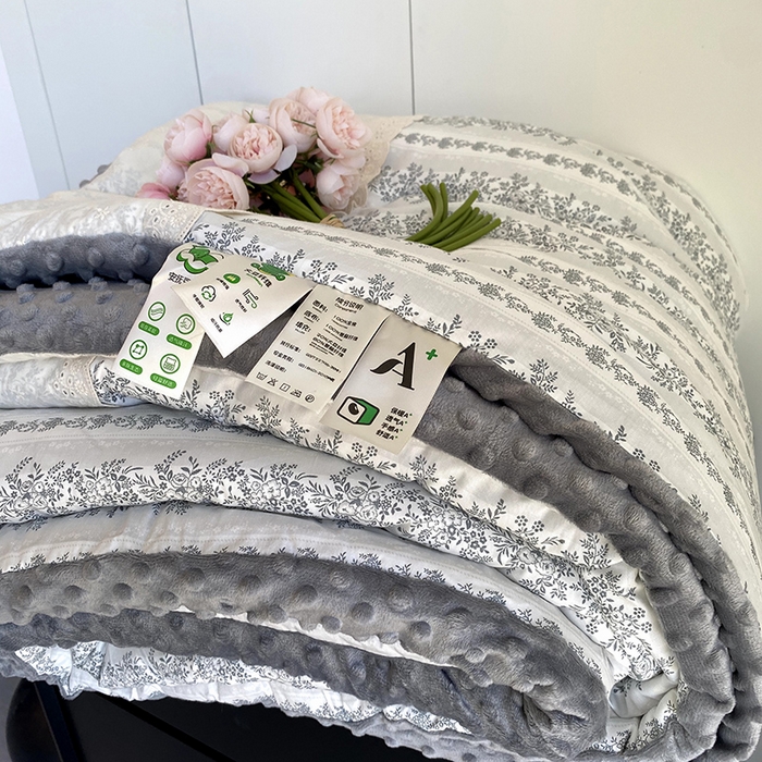 91家纺网 家纺一手货源 找家纺 2025新款秋冬季棉加豆豆绒法式花边款豆豆被被芯 南法庄园灰