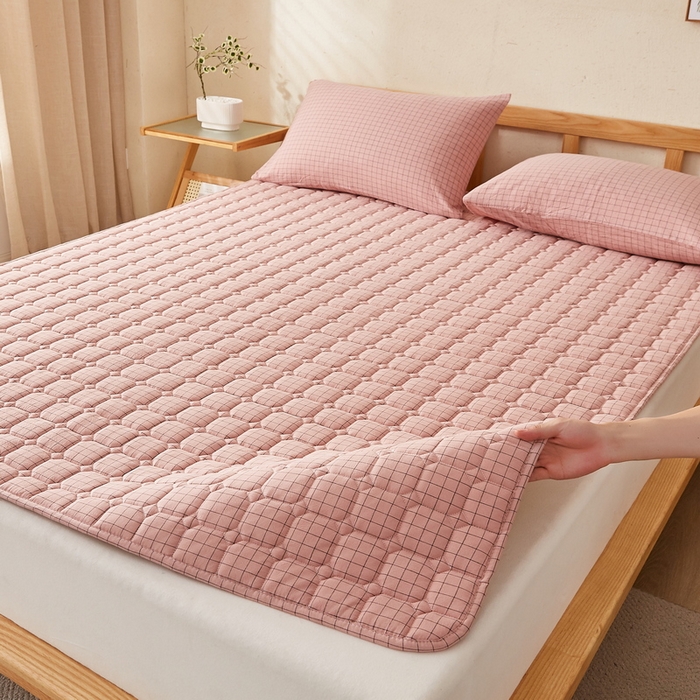 91家纺网 家纺一手货源 找家纺 卡派 2024新款色织全棉夹棉床褥大床 粉小格