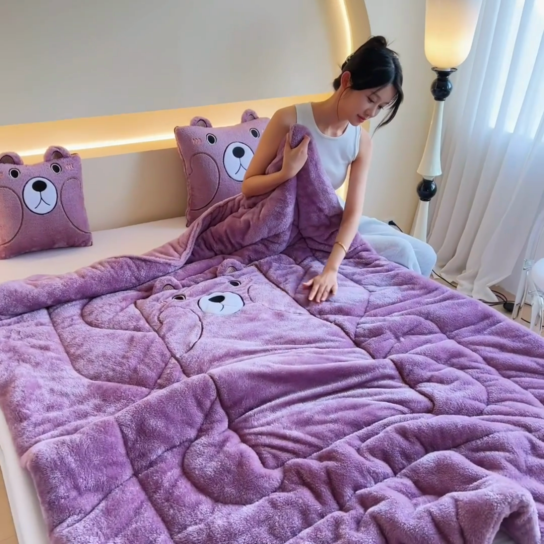 91家纺网 家纺一手货源 找家纺 阳光依佰抱枕被 2024秋冬新款北极绒乖乖熊多功能抱枕被 乖乖熊-木槿紫