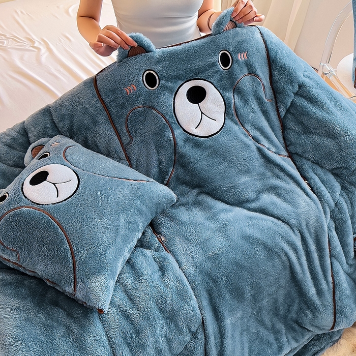 91家纺网 家纺一手货源 找家纺 阳光依佰抱枕被 2024秋冬新款北极绒乖乖熊多功能抱枕被 乖乖熊-雾霾蓝