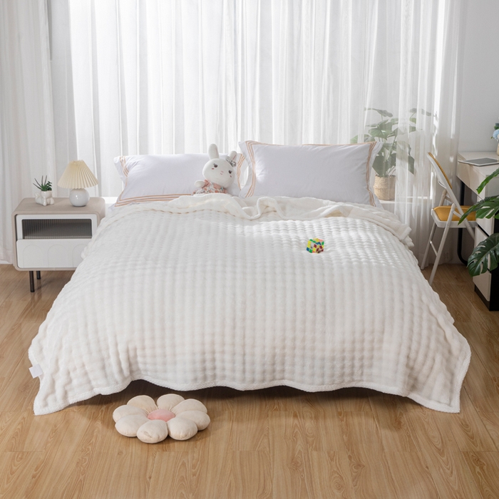 91家纺网 家纺一手货源 找家纺 2025新款魔法大泡泡绒法兰绒毛毯多功能盖毯 白色