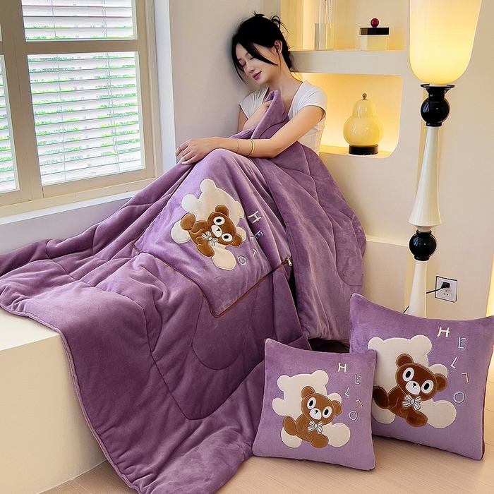91家纺网 家纺一手货源 找家纺 阳光依佰抱枕被 2024秋冬新款牛奶绒绅士小熊多功能抱枕被 绅士小熊-罗兰紫