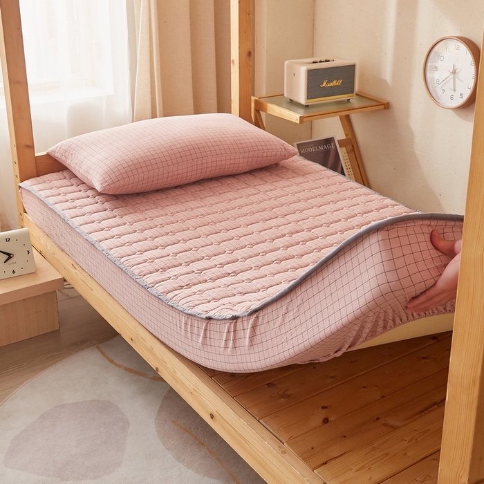 91家纺网 家纺一手货源 找家纺 卡派 2024新款色织全棉夹棉床笠(无印家居风） 粉小格