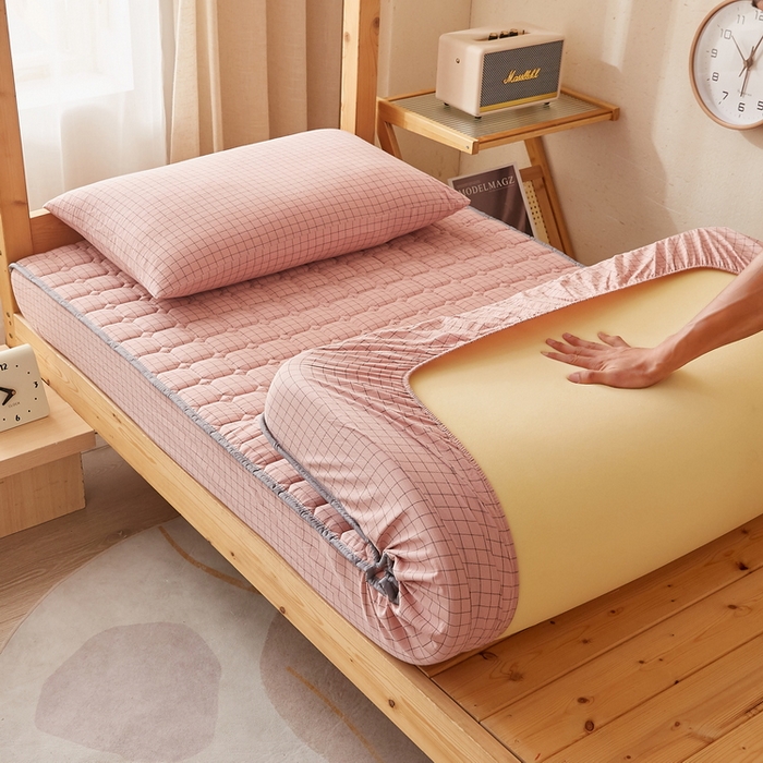 91家纺网 家纺一手货源 找家纺 卡派 2024新款色织全棉夹棉床笠(无印家居风） 粉小格