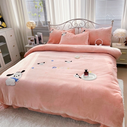 91家纺网 家纺一手货源 找家纺 鑫利来家纺 2024新款牛奶绒毛巾绣四件套加厚立体卡通牛奶绒四件套 小奶狗-粉