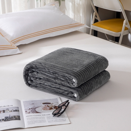 91家纺网 家纺一手货源 找家纺 2025新款240克轻盈保暖秋冬居家办公柔软亲肤午休小毯子便携车载毯 深灰
