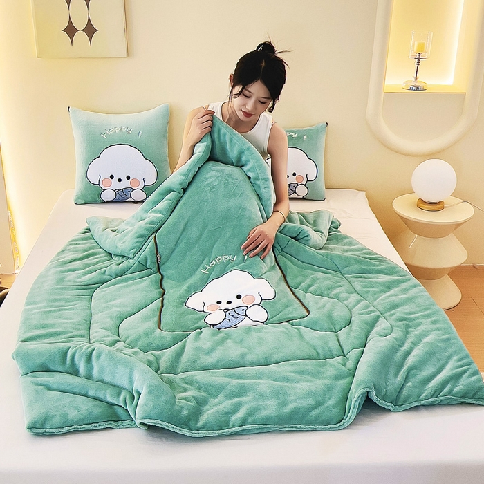 91家纺网 家纺一手货源 找家纺 阳光依佰抱枕被 2024秋冬新款牛奶绒可萌狗多功能抱枕被 可萌狗-水绿色