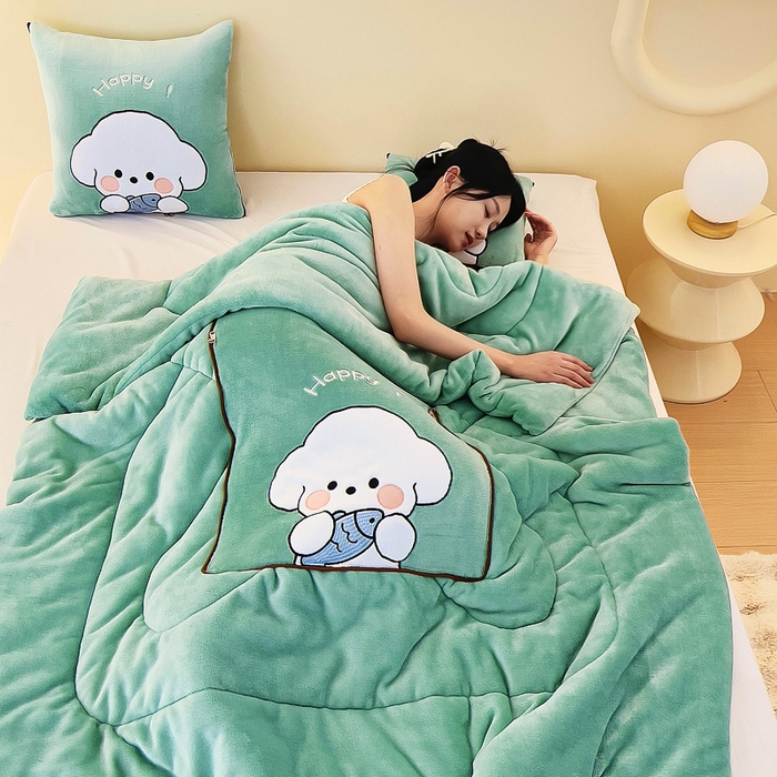 91家纺网 家纺一手货源 找家纺 阳光依佰抱枕被 2024秋冬新款牛奶绒可萌狗多功能抱枕被 可萌狗-水绿色