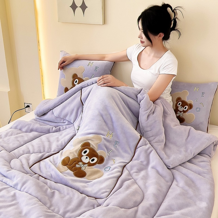 91家纺网 家纺一手货源 找家纺 阳光依佰抱枕被 2024秋冬新款牛奶绒绅士小熊多功能抱枕被 绅士小熊-香芋紫