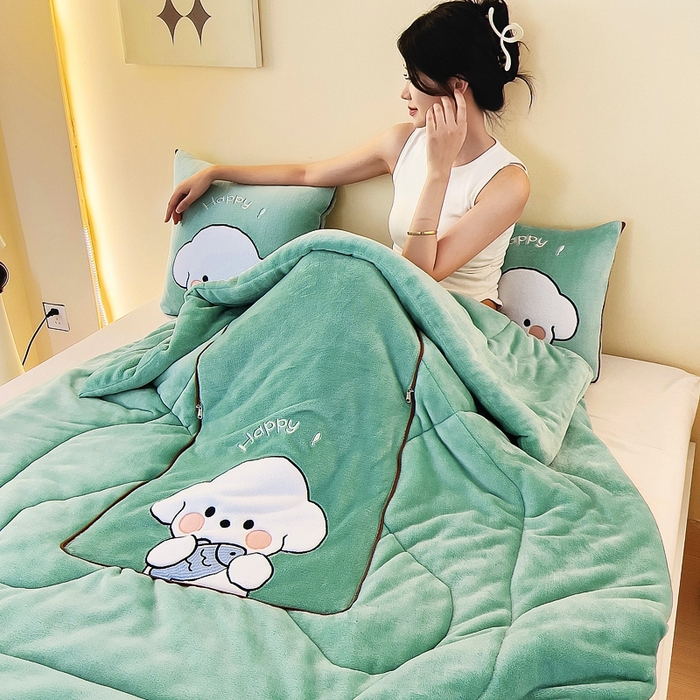 91家纺网 家纺一手货源 找家纺 阳光依佰抱枕被 2024秋冬新款牛奶绒可萌狗多功能抱枕被 可萌狗-水绿色