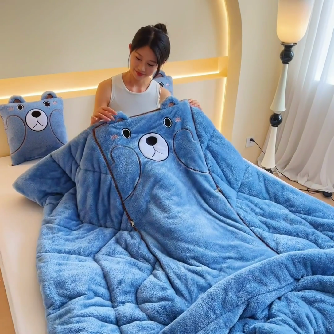 91家纺网 家纺一手货源 找家纺 阳光依佰抱枕被 2024秋冬新款北极绒乖乖熊多功能抱枕被 乖乖熊-星空蓝