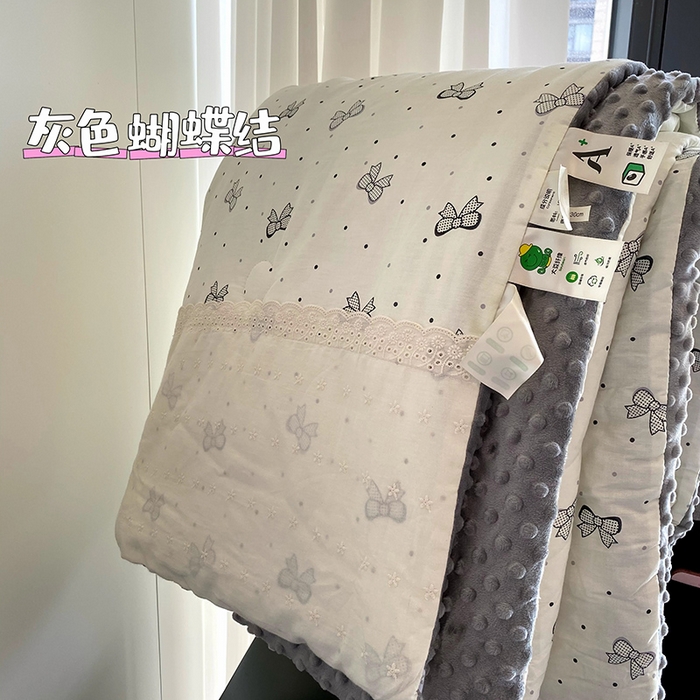 91家纺网 家纺一手货源 找家纺 2025新款秋冬季棉加豆豆绒法式花边款豆豆被被芯 灰色蝴蝶结