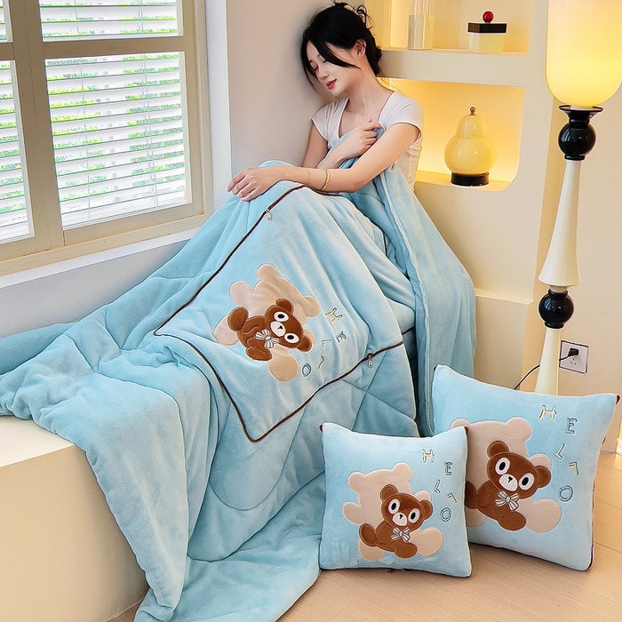 91家纺网 家纺一手货源 找家纺 阳光依佰抱枕被 2024秋冬新款牛奶绒绅士小熊多功能抱枕被 绅士小熊-湖水蓝