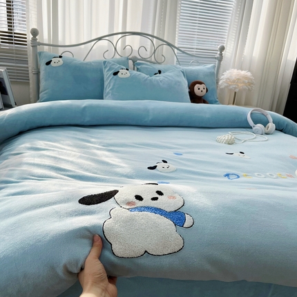 91家纺网 家纺一手货源 找家纺 逸林家纺《原希尔顿逸林》 2024新款牛奶绒毛巾绣四件套加厚立体卡通牛奶绒四件套 小奶狗-蓝