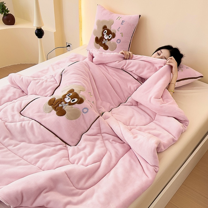 91家纺网 家纺一手货源 找家纺 阳光依佰抱枕被 2024秋冬新款牛奶绒绅士小熊多功能抱枕被 绅士小熊-玉粉色