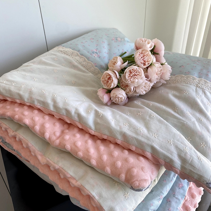 91家纺网 家纺一手货源 找家纺 2025新款秋冬季棉加豆豆绒法式花边款豆豆被被芯 梦境蓝