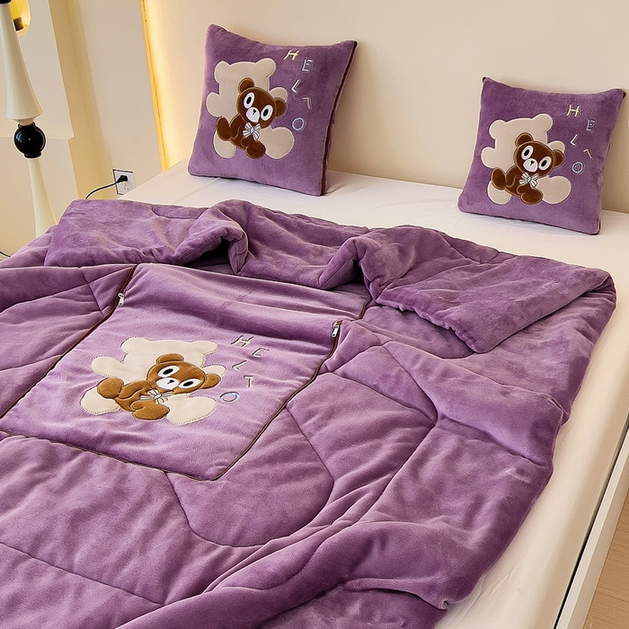 91家纺网 家纺一手货源 找家纺 阳光依佰抱枕被 2024秋冬新款牛奶绒绅士小熊多功能抱枕被 绅士小熊-罗兰紫