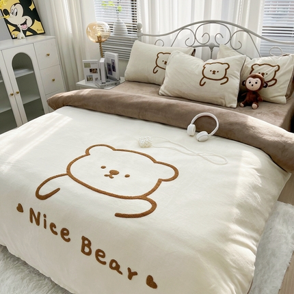 91家纺网 家纺一手货源 找家纺 （总）鑫利来家纺 2025新款牛奶绒毛巾绣四件套加厚立体卡通牛奶绒四件套