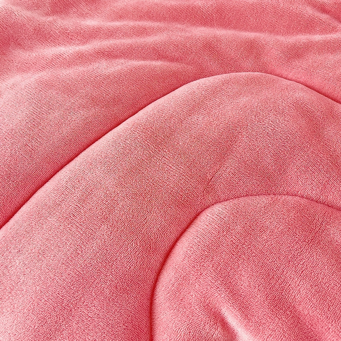 91家纺网 家纺一手货源 找家纺 阳光依佰抱枕被 2024秋冬新款牛奶绒可萌狗多功能抱枕被 可萌狗-西瓜红