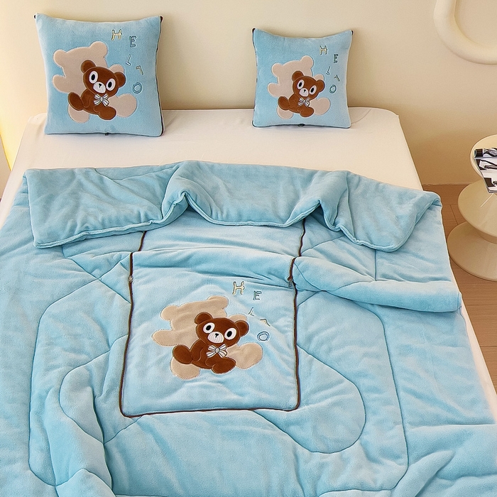 91家纺网 家纺一手货源 找家纺 阳光依佰抱枕被 2024秋冬新款牛奶绒绅士小熊多功能抱枕被 绅士小熊-湖水蓝