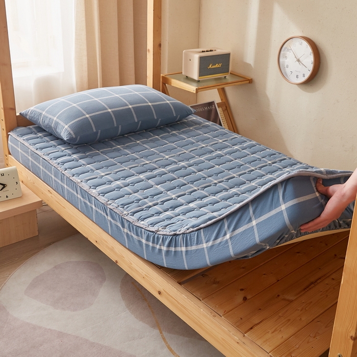 91家纺网 家纺一手货源 找家纺 卡派 2024新款色织全棉夹棉床笠(无印家居风） 海蓝格