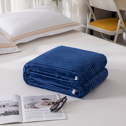2025新款240克轻盈保暖秋冬居家办公柔软亲肤午休小毯子便携车载毯 深蓝