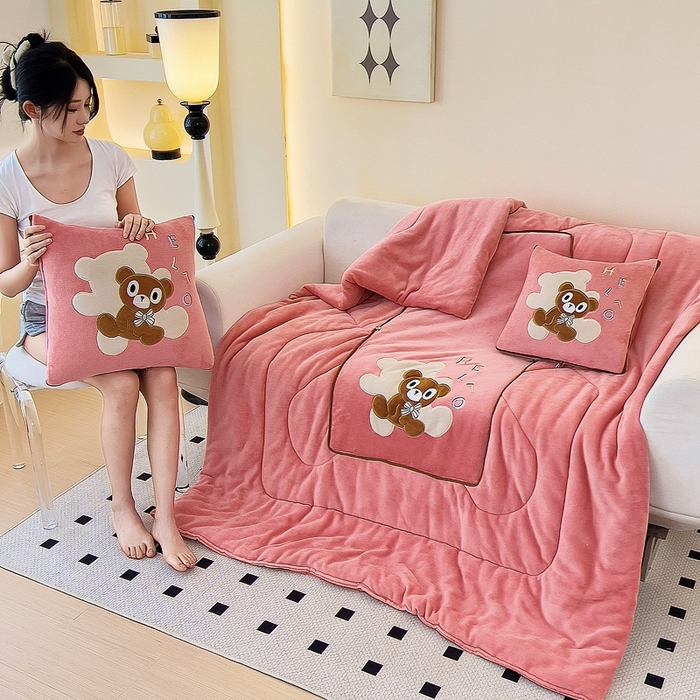 91家纺网 家纺一手货源 找家纺 阳光依佰抱枕被 2024秋冬新款牛奶绒绅士小熊多功能抱枕被 绅士小熊-豆沙红
