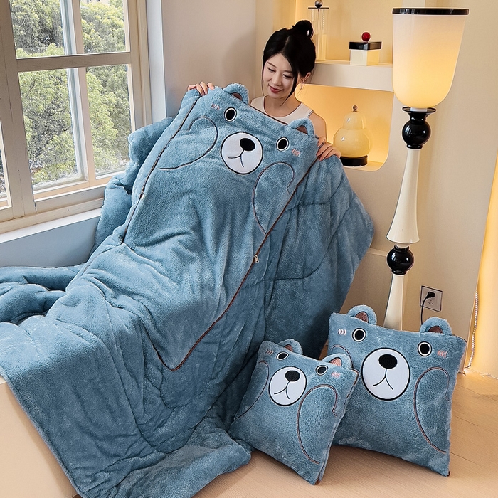 91家纺网 家纺一手货源 找家纺 阳光依佰抱枕被 2024秋冬新款北极绒乖乖熊多功能抱枕被 乖乖熊-雾霾蓝