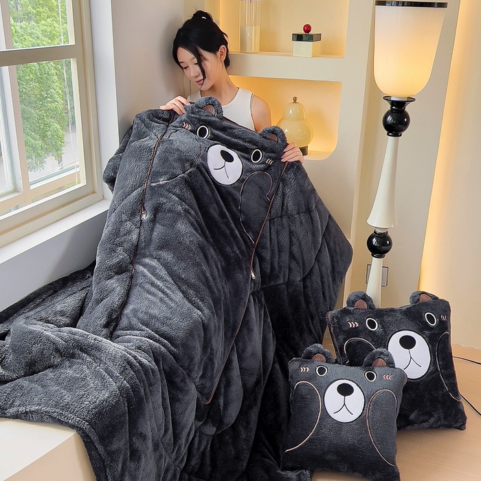 91家纺网 家纺一手货源 找家纺 阳光依佰抱枕被 2024秋冬新款北极绒乖乖熊多功能抱枕被 乖乖熊-神秘黑