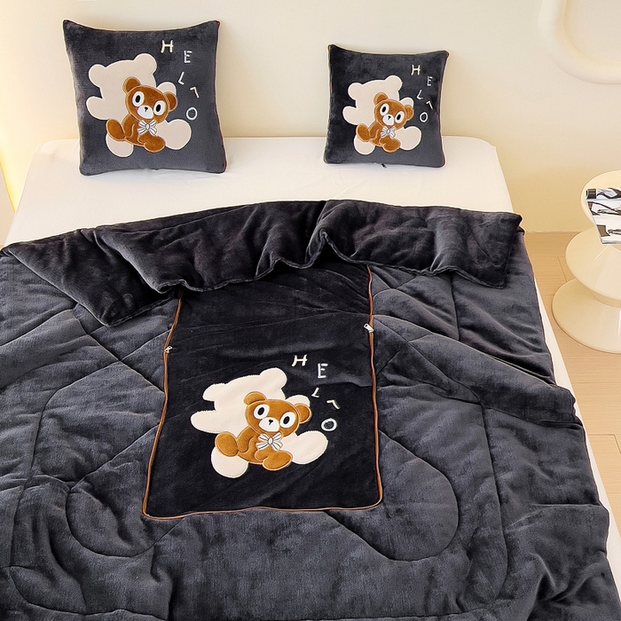 91家纺网 家纺一手货源 找家纺 阳光依佰抱枕被 2024秋冬新款牛奶绒绅士小熊多功能抱枕被 绅士小熊-深灰色