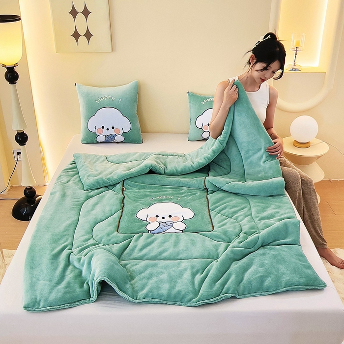 91家纺网 家纺一手货源 找家纺 阳光依佰抱枕被 2024秋冬新款牛奶绒可萌狗多功能抱枕被 可萌狗-水绿色