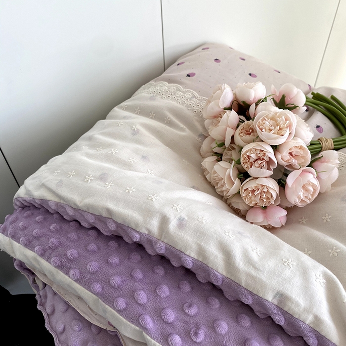91家纺网 家纺一手货源 找家纺 2025新款秋冬季棉加豆豆绒法式花边款豆豆被被芯 草莓紫