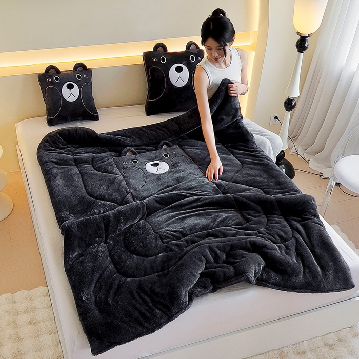 91家纺网 家纺一手货源 找家纺 阳光依佰抱枕被 2024秋冬新款北极绒乖乖熊多功能抱枕被 乖乖熊-神秘黑
