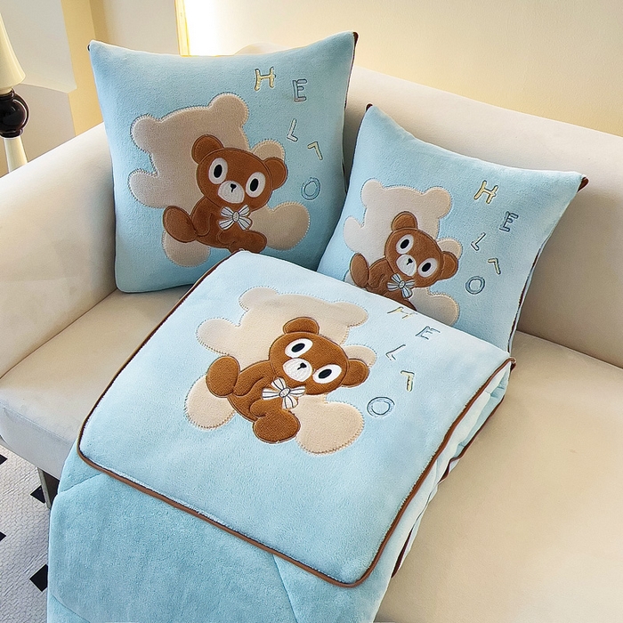 91家纺网 家纺一手货源 找家纺 阳光依佰抱枕被 2024秋冬新款牛奶绒绅士小熊多功能抱枕被 绅士小熊-湖水蓝