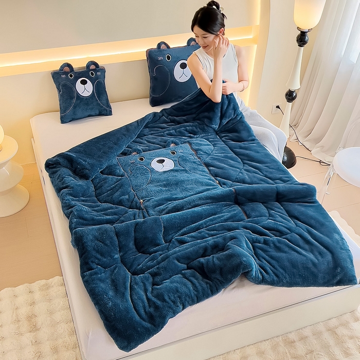 91家纺网 家纺一手货源 找家纺 阳光依佰抱枕被 2024秋冬新款北极绒乖乖熊多功能抱枕被 乖乖熊-星空蓝