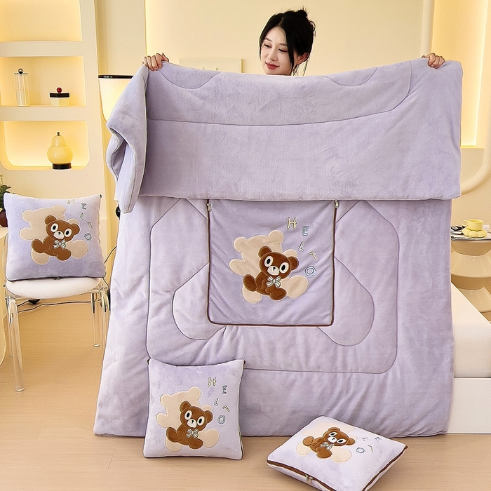 91家纺网 家纺一手货源 找家纺 阳光依佰抱枕被 2024秋冬新款牛奶绒绅士小熊多功能抱枕被 绅士小熊-香芋紫