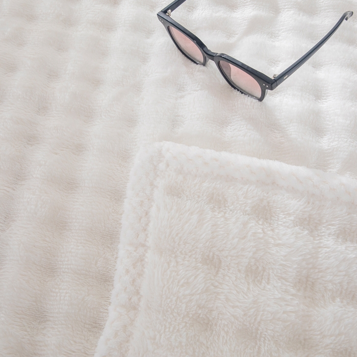 91家纺网 家纺一手货源 找家纺 2025新款魔法大泡泡绒法兰绒毛毯多功能盖毯 白色