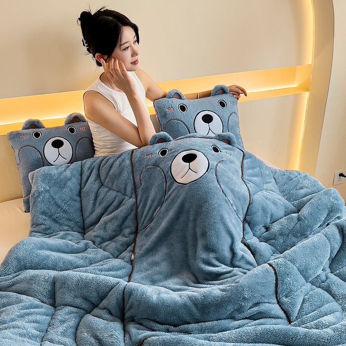91家纺网 家纺一手货源 找家纺 阳光依佰抱枕被 2024秋冬新款北极绒乖乖熊多功能抱枕被 乖乖熊-雾霾蓝