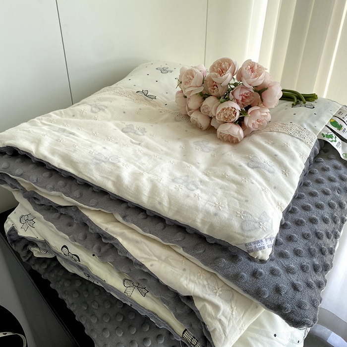 91家纺网 家纺一手货源 找家纺 2025新款秋冬季棉加豆豆绒法式花边款豆豆被被芯 灰色蝴蝶结