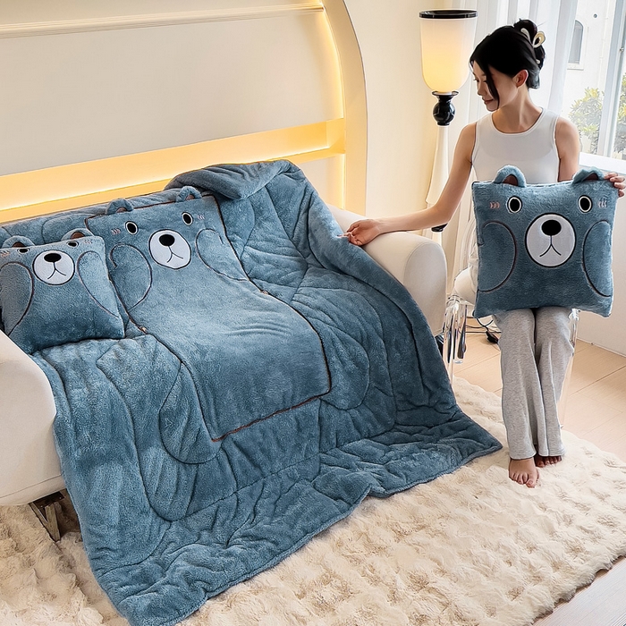 91家纺网 家纺一手货源 找家纺 阳光依佰抱枕被 2024秋冬新款北极绒乖乖熊多功能抱枕被 乖乖熊-雾霾蓝