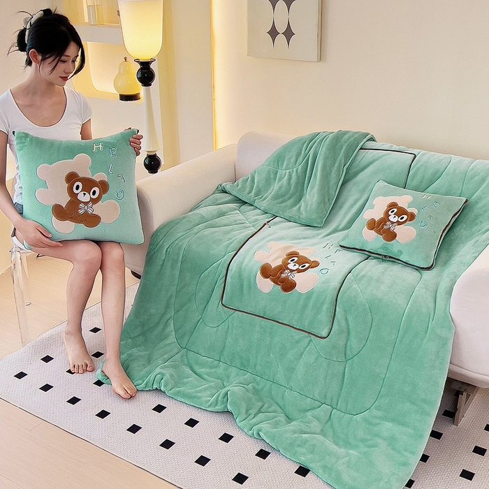 91家纺网 家纺一手货源 找家纺 阳光依佰抱枕被 2024秋冬新款牛奶绒绅士小熊多功能抱枕被 绅士小熊-薄荷绿