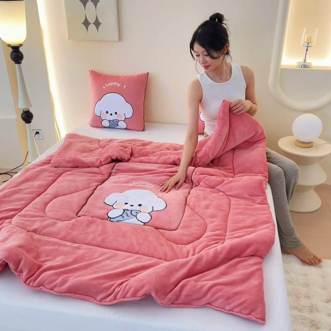 91家纺网 家纺一手货源 找家纺 阳光依佰抱枕被 2024秋冬新款牛奶绒可萌狗多功能抱枕被 可萌狗-西瓜红