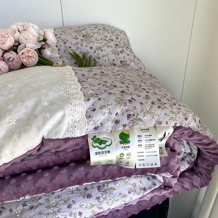 91家纺网 家纺一手货源 找家纺 2025新款秋冬季棉加豆豆绒法式花边款豆豆被被芯 花梦紫
