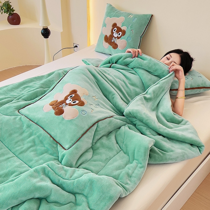 91家纺网 家纺一手货源 找家纺 阳光依佰抱枕被 2024秋冬新款牛奶绒绅士小熊多功能抱枕被 绅士小熊-薄荷绿