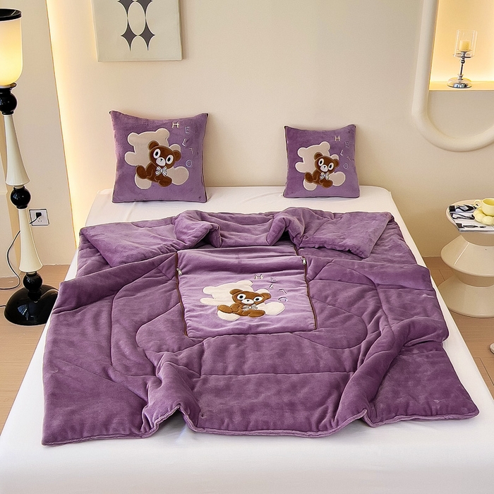 91家纺网 家纺一手货源 找家纺 阳光依佰抱枕被 2024秋冬新款牛奶绒绅士小熊多功能抱枕被 绅士小熊-罗兰紫